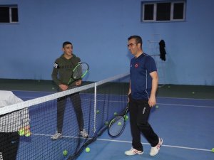 Gençlik Spor İ̇l Müdürü Din, Sporcularla Antrenman Yaptı