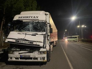 İ̇şçileri Taşıyan Servise Tırın Çarpması Sonucu 20 Kişi Yaralandı