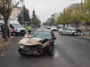 İ̇ki Otomobil Çarpıştı: 4 Yaralı