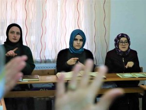 İ̇şaret Diliyle Kur’an-ı Kerim Öğreniyorlar