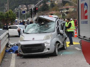 Tanker, Hafif Ticari Araca Böyle Çarptı: 2 Ölü