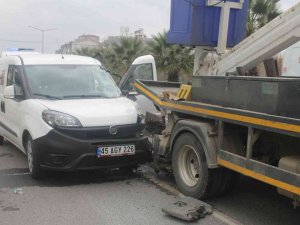 Kırmızı Işıkta Duran Araca Arkadan Çarptı: 2 Yaralı