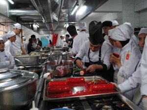 Aşçılık Programı Öğrencilerine ‘Uzak Doğu Mutfağı’ Eğitimi