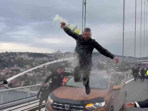 Otomobilin Üzerine Çıkıp Benzin Döken Şahsa İtfaiyeciden ‘Su Sıkma’ Müdahalesi