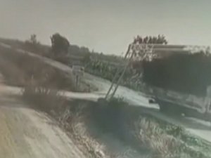 Kamyon Tek Hamleyle Köy Yolunu Değiştirdi