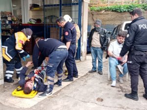 Kartal’da Sürücüsünün Hakimiyetini Kaybettiği Kamyonet Binaya Çarptı: 2 Yaralı