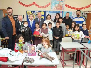 Kırsaldaki Çocukların Yüzü Oyuncakla Güldü