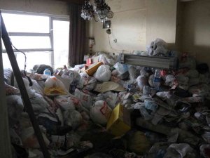 Cesedin Bulunduğu O Evden Bir Kamyon Çöp Çıktı