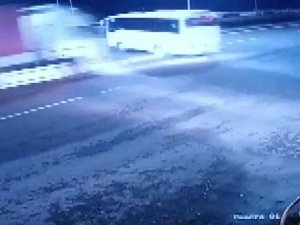 20 Kişinin Yaralandığı Trafik Kazası Güvenlik Kamerasına Yansıdı