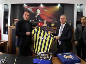 Fenerbahçe Kulübü Başkanı Koç’tan Müdür Kurt’a İmzalı Forma