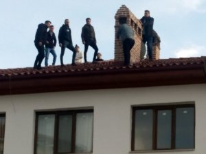 Benzinle Çatıya Çıkan Şahsı Polis İkna Etti