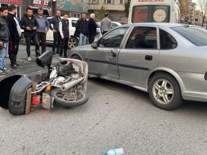 Motosiklet, Otomobile Çarptı: 1 Yaralı