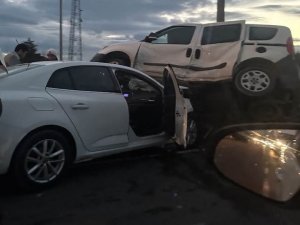 Ordu’da Ticari Araçla Otomobil Çarpıştı: 3 Yaralı