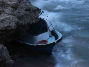 Kırklareli’nde Ağlara Takılan Balıkçı Teknesi Karaya Sürüklendi