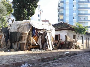 Sel Felaketinin Geride Bıraktığı Yastık Ve Battaniye Oldu