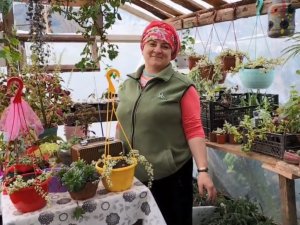 Fedakar Anne Evinin Bahçesinde Ürettiği Çiçeklerini Satarak Kızını Üniversitede Okutuyor