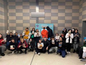 Liseli Gençler Metroda Kitap Okuyarak Farkındalık Oluşturuyor