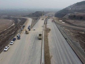 163 Kilometrelik Otoyol İçin, 3 Bin 500 İşçi Arı Gibi Çalışıyor
