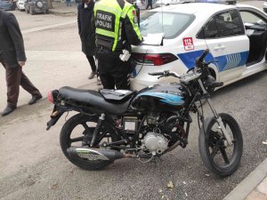 Motosiklet İle Otomobil Çarpıştı: 1 Yaralı