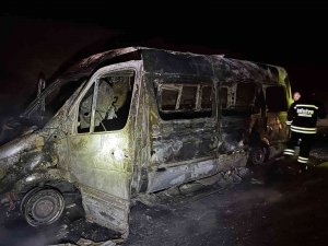 Seyir Halindeki Minibüs Alev Alev Yandı