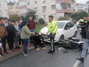 Otomobilin Çarptığı Motosikletli Kurye Yaralandı