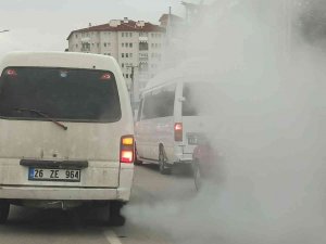Yoğun Duman Yayan Minibüsün Yanındaki Araçlar Adeta Kayboldu