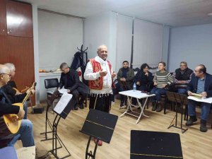 Sesi İ̇zzet Altınmeşe’ye Benzetiliyor, Vatandaşlar Severek Dinliyor