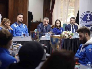 Büyükakın’dan Sporculara: "Saha İçinde Ve Dışında Dünyanın Farklı Ülkelerinde Elçilerisiniz"