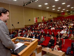 Ünlü Tasarımcı Çak: "Kendinize İnanın Ve Sevdiğiniz İşi Yapın"