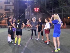 Kadınlar Günde Değil, Halı Sahada Buluşuyor