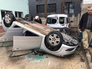 Fren Yerine Gaza Bastı, Otomobil Okul Bahçesine Devrildi