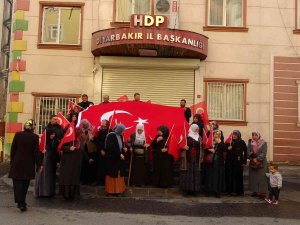 Hdp Önündeki Aileler Bombalı Saldırıyı Kınadı