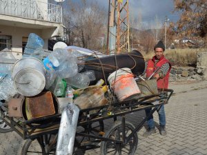 Hurda Malzemelerle Hem Ailesini Geçindiriyor Hem De Geri Dönüşüme Katkı Sağlıyor