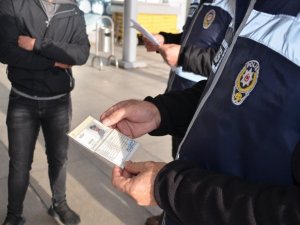 81 İldeki Huzur Operasyonunda 883 Düzensiz Göçmen Yakalandı