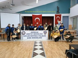 Polis Ekipleri Öğrencilere Bağlama Hediye Etti