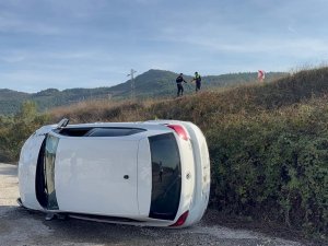İ̇znik’te Otomobil Şarampole Uçtu: 2 Yaralı