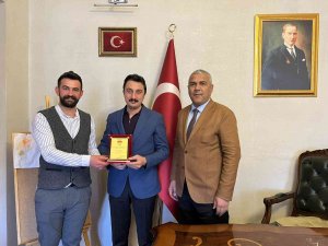 Kars 36 Spor Yönetiminden Alibeyoğlu’na Plaket