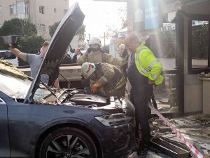 İ̇stanbul’da Faciadan Dönüldü: Lüks Araç Taksi Durağına Daldı