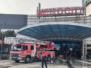 İ̇stanbul’un Göbeğindeki Alışveriş Merkezinde Büyük Yangın