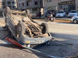 Otomobiller Çarpıştı, Biri Ters Döndü: O Anlar Kamerada