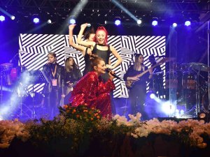 Sanatçı Atiye, Dörtyol’da Açık Hava Konseri Verdi