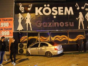 Ehliyetsiz Sürücünün Çarptığı Araç Gazinoya Girdi: 5 Yaralı