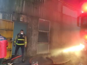Kauçuk Fabrikasında Çıkan Yangın Söndürüldü