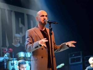 Soner Sarıkabadayı’nın Bursa’da Sevenleriyle Buluştu