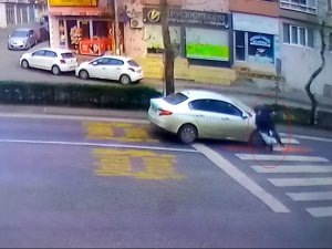 Tekirdağ’da Otomobilin Yolun Karşısına Geçmeye Çalışan Kişiye Çarptığı Anlar Kamerada