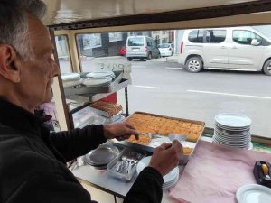 40 Yıldır Aynı Yerde Seyyar Tezgah Açıyor