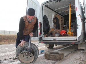 ‘Süpermen’ Lastikçi Yolda Kalanların Yardımına Yetişiyor