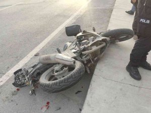 Yolcu Almak İçin Yanaşan Ticari Taksiye Motosiklet Sürücüsü Çarptı: 1 Yaralı