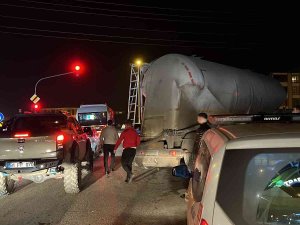 Araçlara Çarpmamak Manevra Yaptı, Kaldırımda Asılı Kaldı