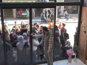 Mağaza Açılışında İzdiham Oluştu, Eşyalar Kırıldı
